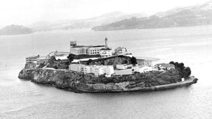 Una cuchara, una moneda y 50 impermeables: La fuga de película de la prisión de Alcatraz