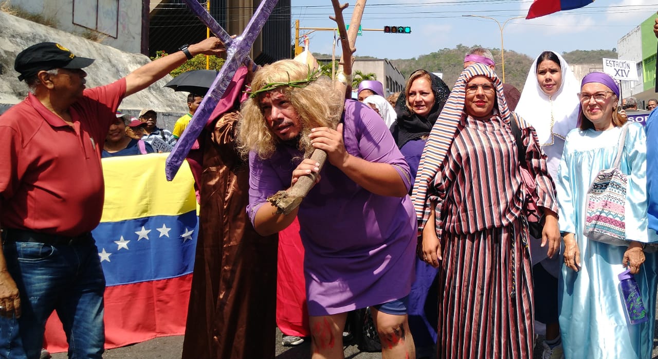 Trabajadores carabobeños escenificaron “viacrucis” para denunciar la desgracia que padecen