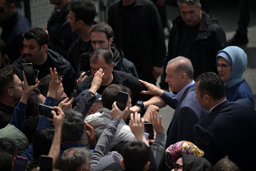 Futuro incierto para Erdogan tras cierre de centros de votación en Turquía