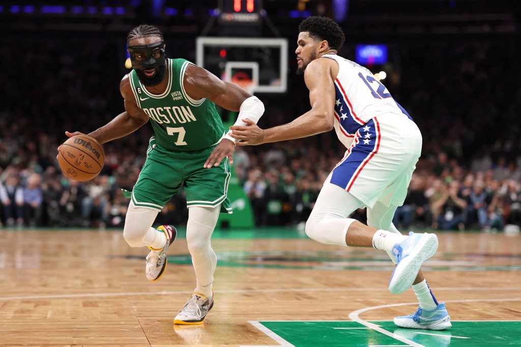 Celtics le propinaron una paliza a los 76ers para igualar la serie de semifinal