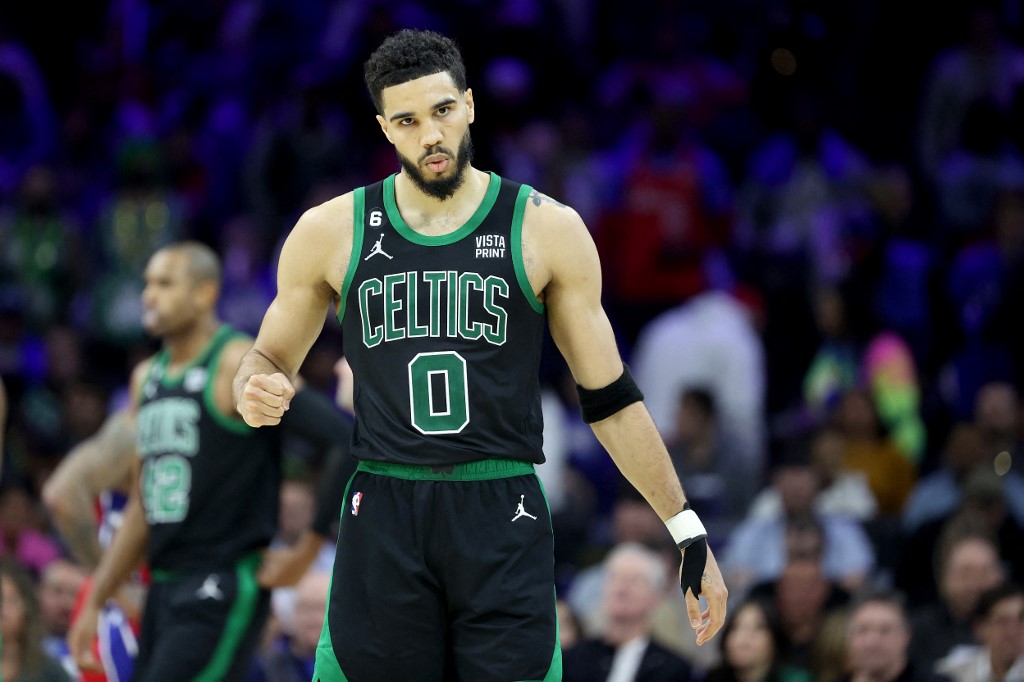 Celtics amargaron la noche a los 76ers para adelantarse en la semifinal