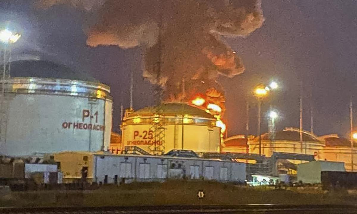 Fuerte incendio en un depósito de petróleo cerca del puente de Crimea (VIDEOS)