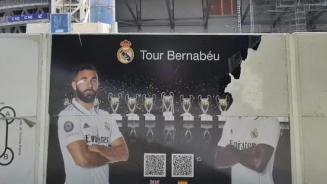Acto de vandalismo sufrió un cartel publicitario con la imagen de Vinicius Jr en el Santiago Bernabéu