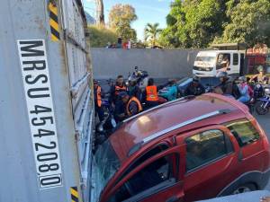 EN IMÁGENES: Gandola se volcó y aplastó a un carro y una moto en la autopista Francisco Fajardo; reportan al menos tres heridos