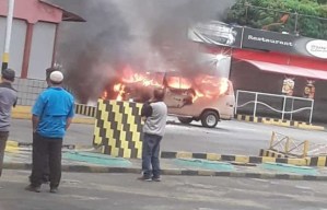 EN IMÁGENES: se incendió una van en la bomba Texaco de Caricuao este #19May