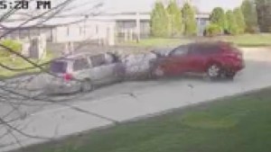 VIDEO: El impactante choque entre dos vehículos en Wisconsin quedó captado en una cámara de seguridad