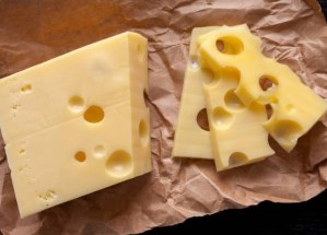¿Por qué algunos quesos tienen agujeros? Esta es la explicación al misterio