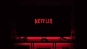 La escalofriante película en Netflix sobre una presencia maligna que no te dejará levantarte del sillón