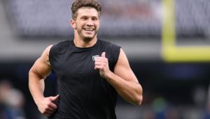 Foster Moreau, diagnosticado con cáncer, firma con los New Orleans Saints de la NFL