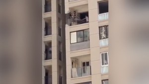 VIDEO: Quisieron “mejorar” la vista desde un apartamento e intentaron quitar columna de soporte de todo el edificio