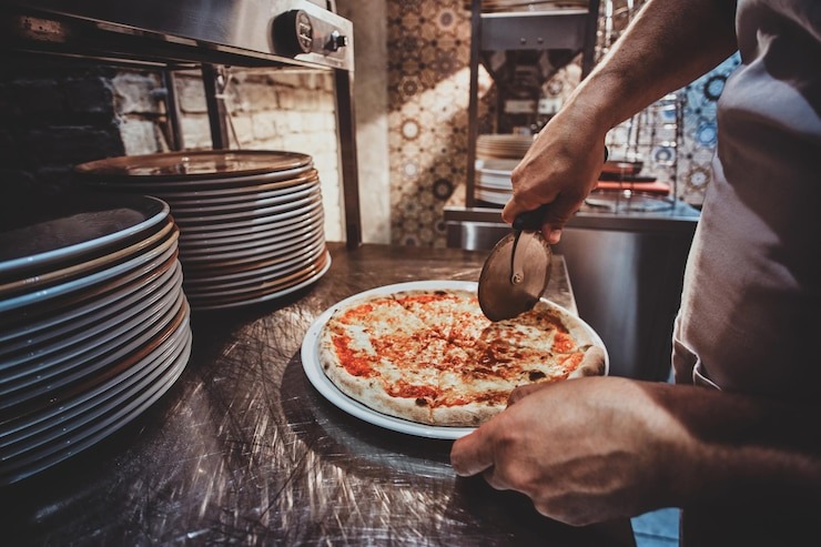 Latino muestra su sueldo trabajando como pizzero en España: es más de lo que muchos ganan en un año (VIDEO)
