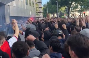 Hinchas del PSG se concentran en sede del club: piden dimisión de la directiva e insultan a Leo Messi (VIDEO)