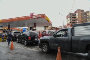 Huge Gasoline Queues Return to Venezuela as Fuel Supply Runs Low