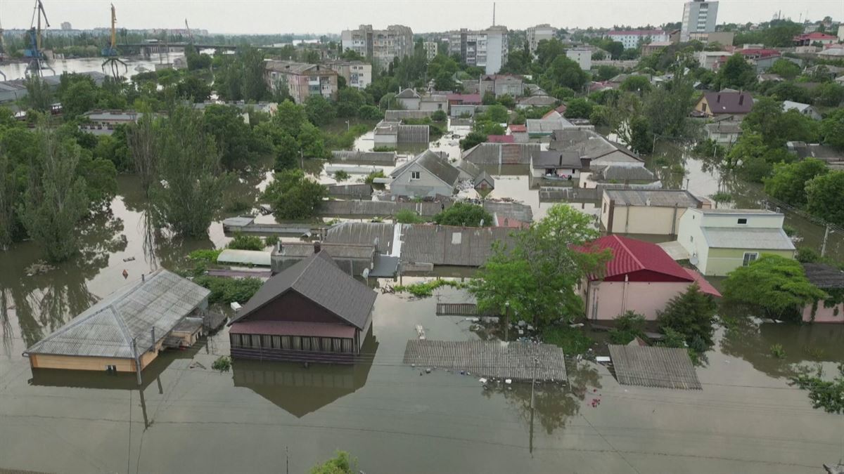 Rusia reconoce ocho muertos tras inundaciones en Kajovka, mientras que voluntarios hablan de decenas