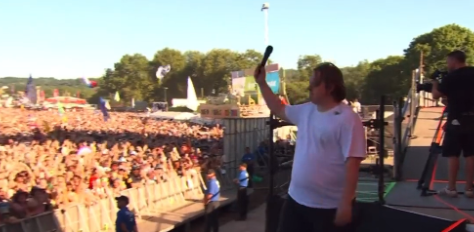 Cantante Lewis Capaldi sufre un ataque de Tourette y provoca un emotivo momento con sus fans (VIDEO)