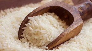 La razón menos pensada para lavar el arroz antes de cocinarlo, según la ciencia
