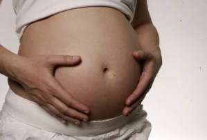 Milagro antes de nacer en Colombia: detalles de una delicada cirugía a una bebé dentro del vientre de su madre