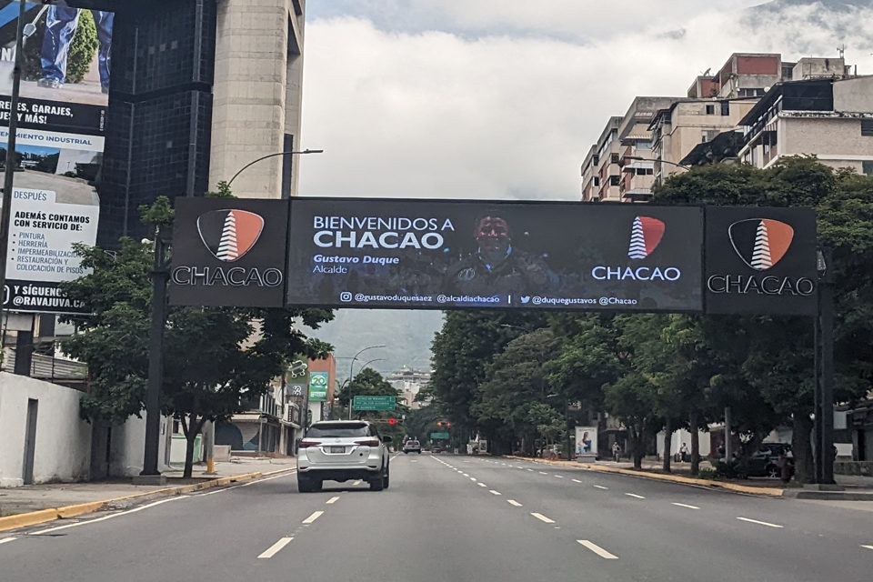 ¿Cuál es el impacto de la instalación de pantallas en las vías de Caracas?
