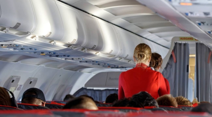 “Es un asco”: Azafata reveló lo más “horroroso” que hacen los pasajeros en un avión (VIDEO)