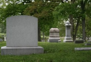 Mujer visitó la tumba de su padre por 20 años, pero su cuerpo nunca estuvo allí