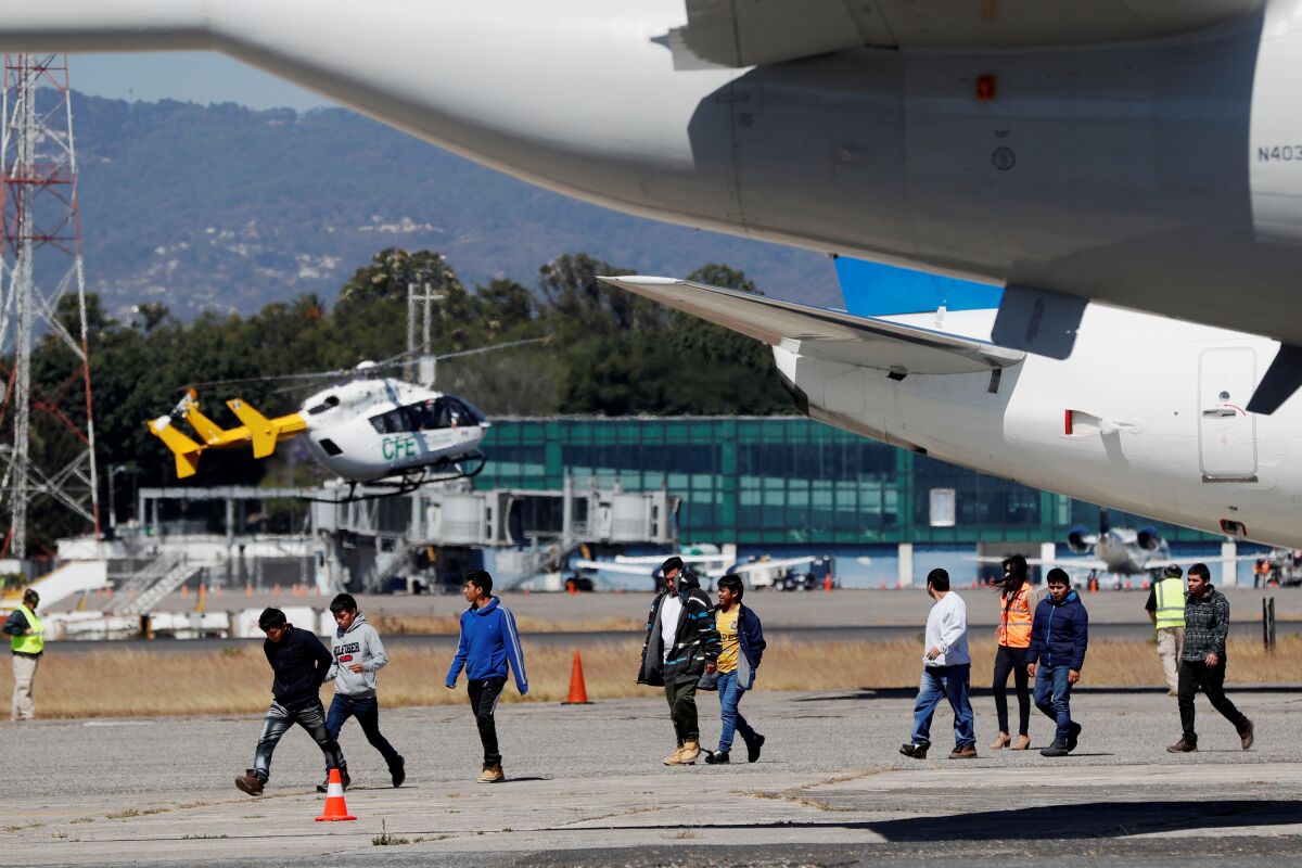 El envío de migrantes venezolanos a California fue “voluntario”, según autoridades de Florida