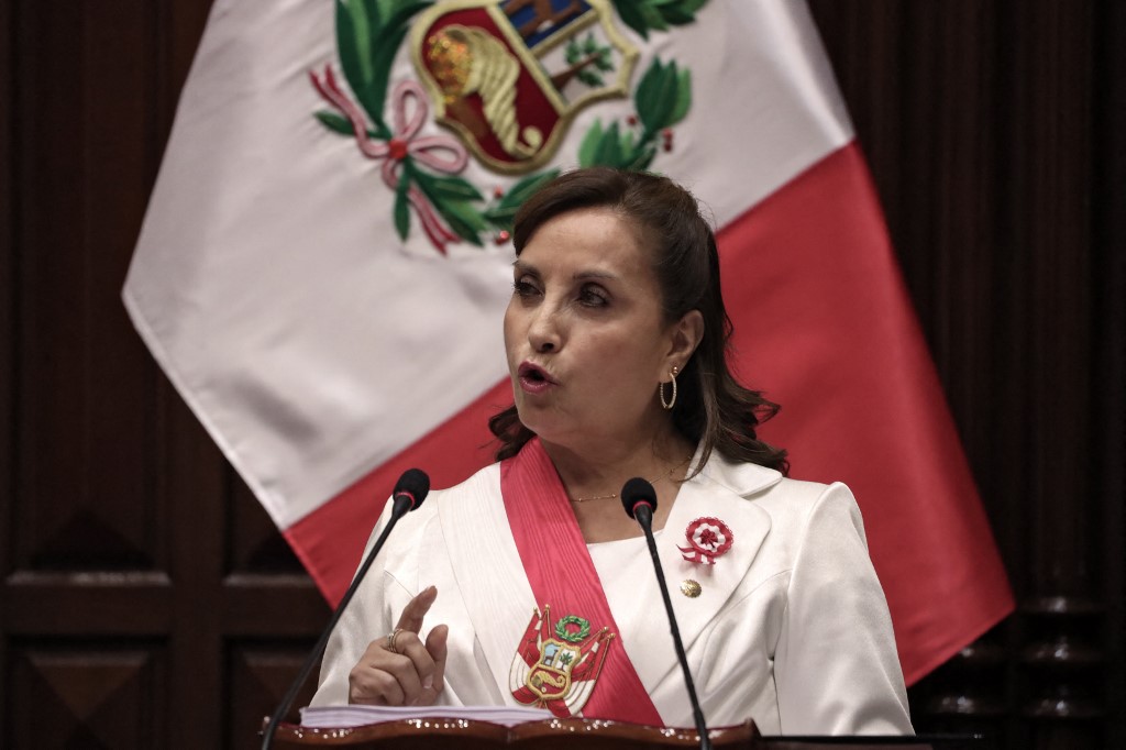 Presidenta de Perú planteó facilitar la expulsión de extranjeros que cometan delitos en su país
