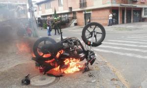 Por brutal robo a una mujer, le quemaron la moto a ladrón en Colombia