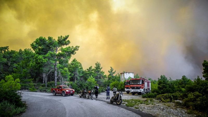 Incendio en isla griega de Rodas sigue fuera de control y obliga a evacuar más poblaciones amenazadas