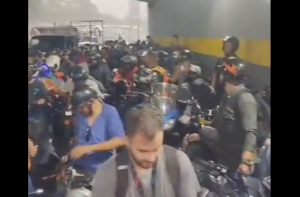 VIDEO: motorizados trancaron autopista para refugiarse de la lluvia bajo distribuidor en Plaza Venezuela
