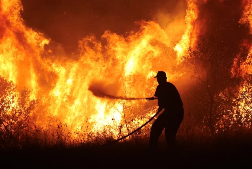 Grecia en llamas: bomberos y protección civil continúan combatiendo los incendios que arrasan el interior del país
