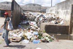 Vecinos denuncian el “chiquero” que se convirtió el mercado municipal de Maturín