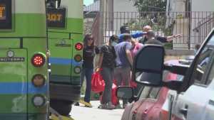 Otro autobús con inmigrantes, que incluía a niños, fue enviado desde Texas a Los Ángeles