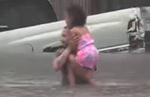 Impresionante VIDEO: Milagroso rescate de un hombre y una niña tras severas inundaciones en Chicago