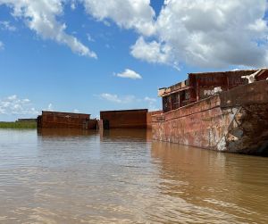 Empresa Acbl se defiende ante acusaciones de contaminación del río Orinoco por sus gabarras abandonadas