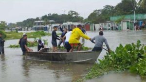 Habitantes de Elorza en Apure transitan en canoas calles inundadas tras aguacero (VIDEO)