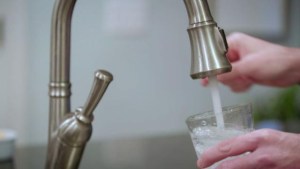 Casi la mitad del agua del grifo en EEUU está contaminada con químicos peligrosos para el consumo