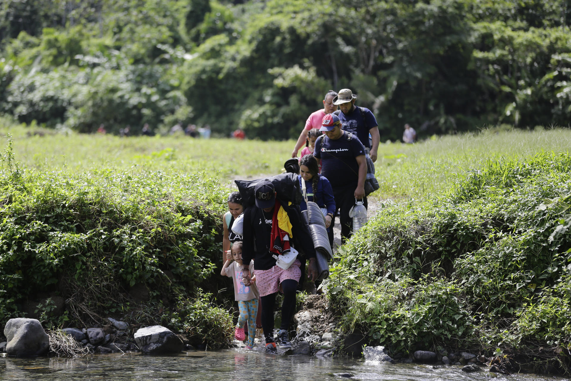 Panamá anuncia que pondrá mano dura y deportará a migrantes que ingresen por la selva del Darién