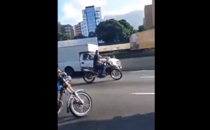 Tensión en Caracas: Hombre sufrió un infarto mientras conducía en la Francisco Fajardo (VIDEO)