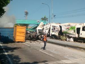 Tragedia en La Guaira: Fuerte choque múltiple dejó varios muertos y heridos este #31Ago (Imágenes)