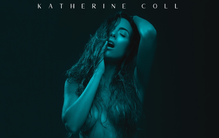 Con un pop bailable y provocador: Katherine Coll expone su “Deseo”