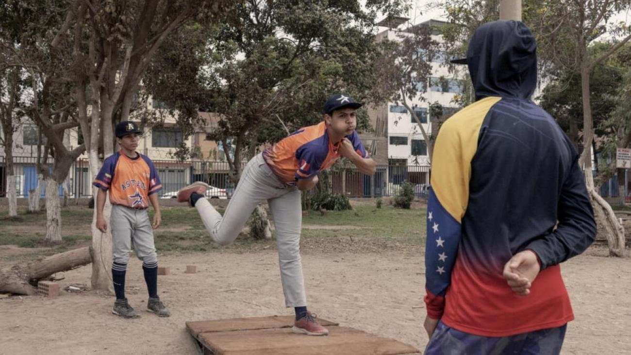 El béisbol, un segundo hogar para los niños venezolanos en Perú