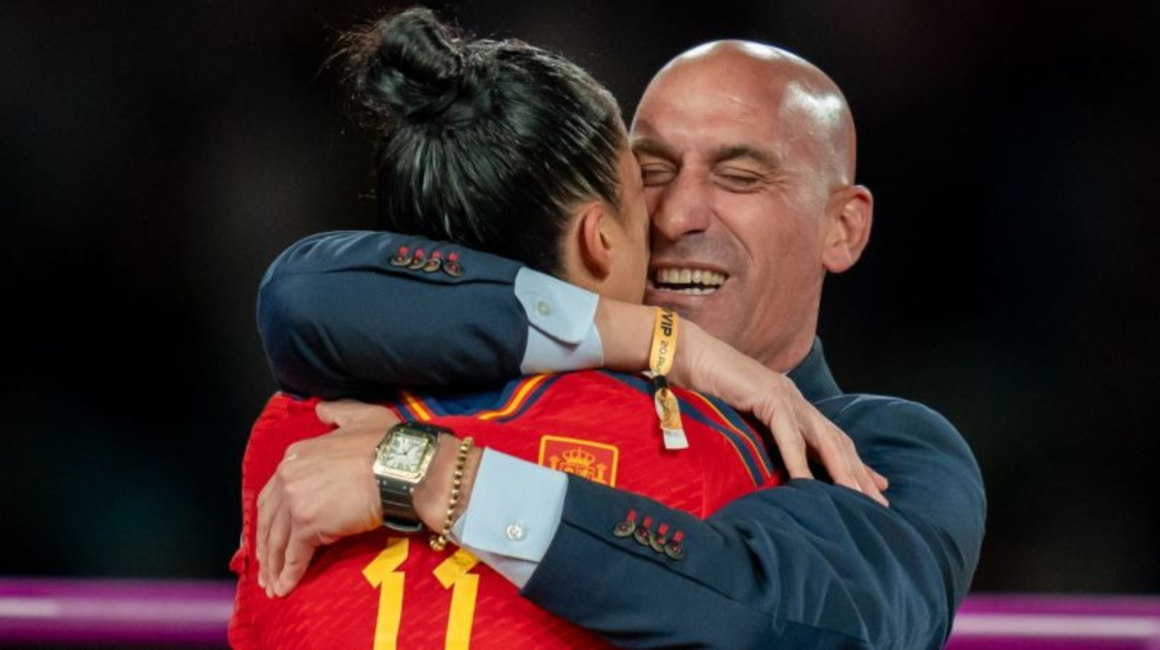 Liga femenina del fútbol español pidió inhabilitar a Luis Rubiales por su polémico beso a una jugadora