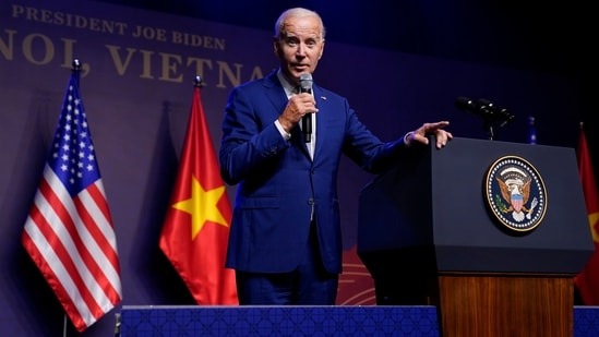 ¿Quién está a cargo? Le apagan el micrófono a Biden en Vietnam por su discurso incoherente (VIDEO)