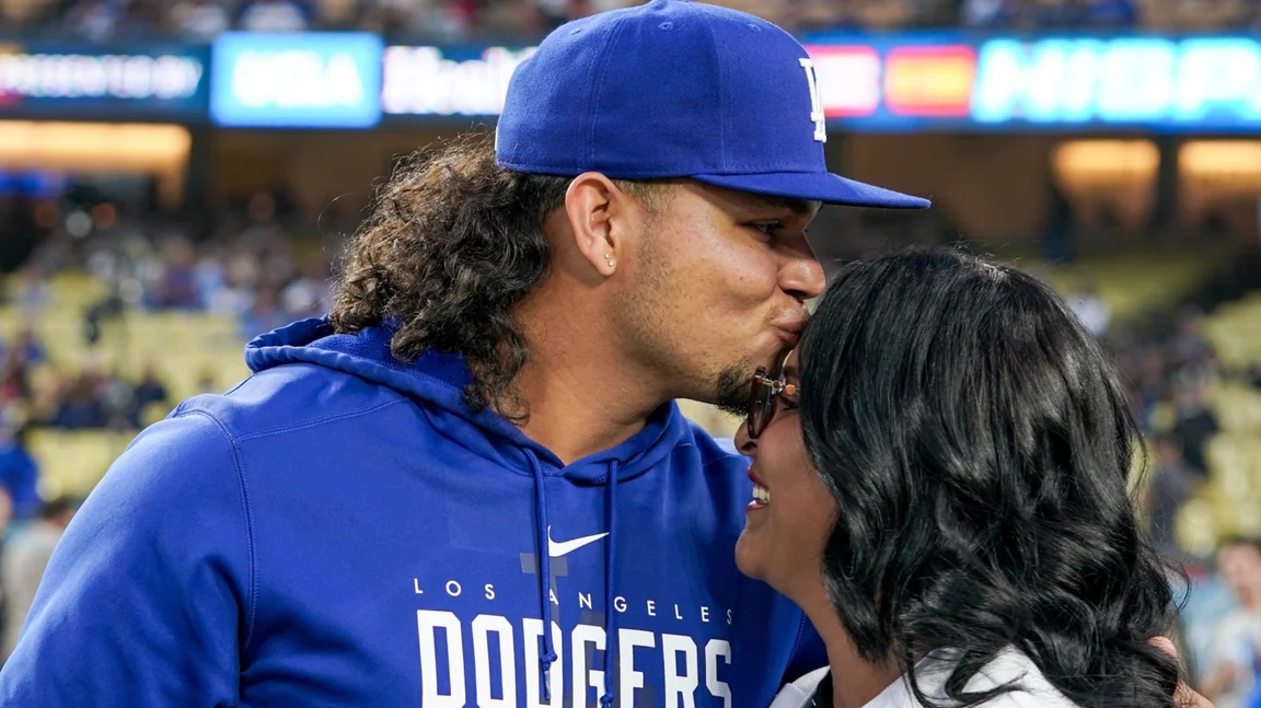 EN VIDEO: mamá de Brusdar Graterol demostró en el Dodger Stadium de dónde su hijo sacó los dotes de lanzador