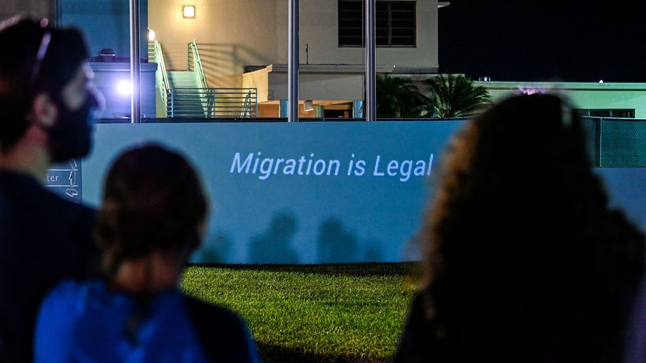 Revelan la nacionalidad y el motivo de la detención del primer migrante bajo ley SB1718 de Ron DeSantis
