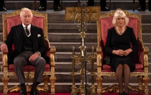 Seis pares de sillas de la Coronación de Carlos III serán subastadas con fines benéficos