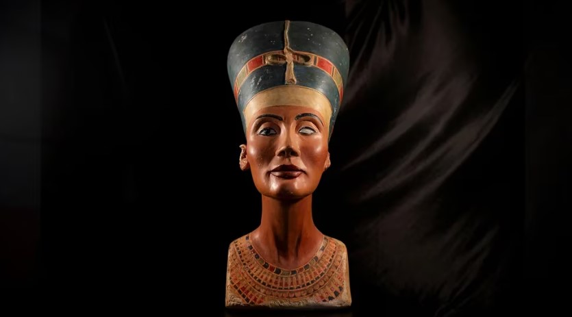 Se apasionó por Egipto, se enteró de que lleva ese país en sus venas e hizo una réplica exacta del busto de Nefertiti