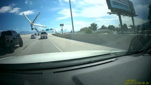 ¡De impacto! Una silla voladora casi atraviesa el parabrisas de un vehículo en autopista de Utah