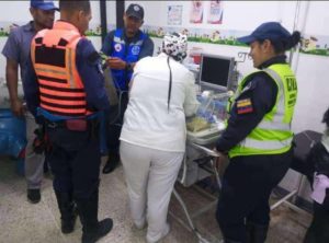 Funcionarios de la PNB rescataron a recién nacida abandonada en un basurero de La Pastora