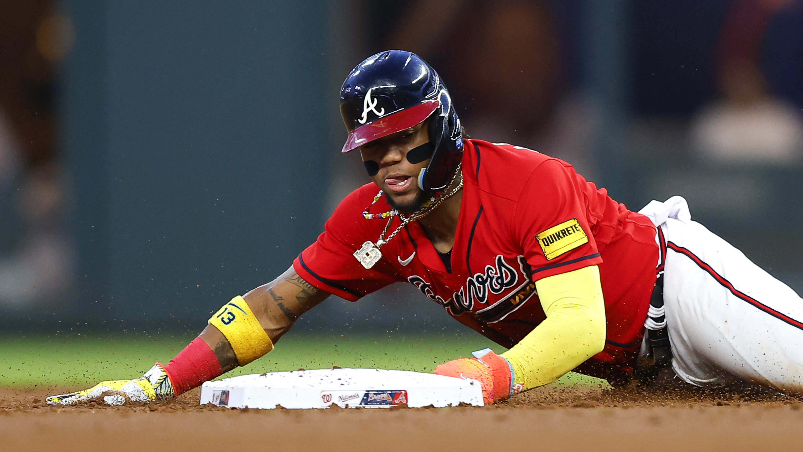 Ronald Acuña encendió alarmas de los Bravos de Atlanta por nueva molestia en la rodilla derecha